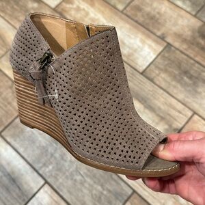 Brand New Lucky Brand Jabilo Leather Perferated Peeptoe Wedge Sandals Size 8.5